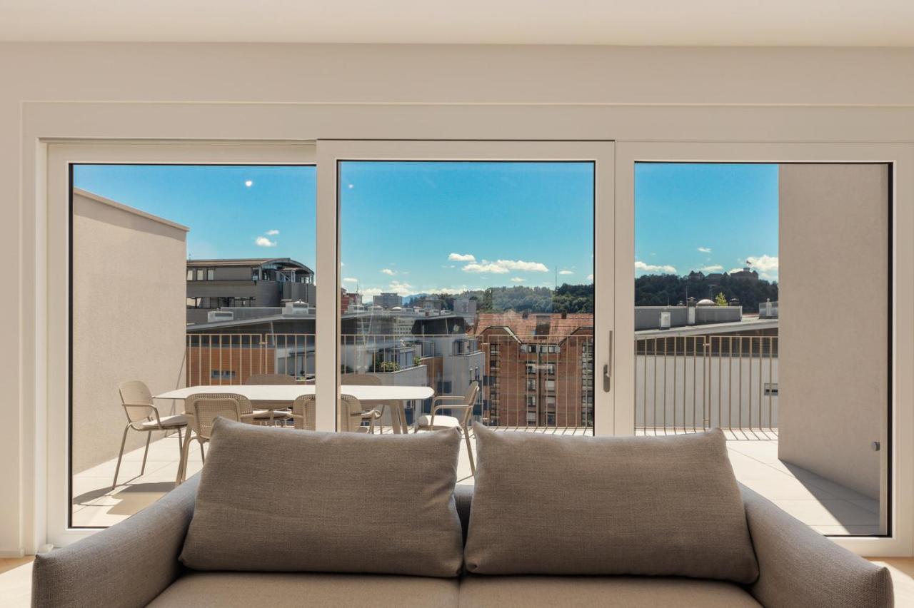 Modern Three-bedroom Masarykova With Private Parking Apartamento