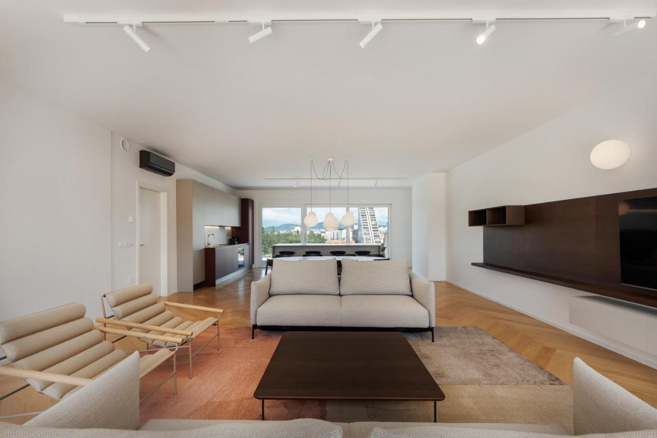 Modern Three-bedroom Masarykova With Private Parking Apartamento